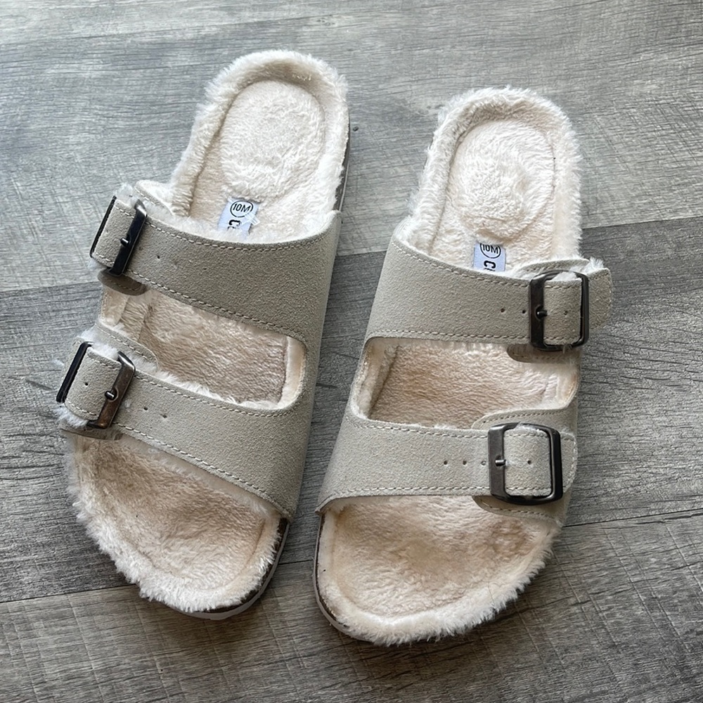 LIKE NEW cushionaire fuzzy cream sandals size 10